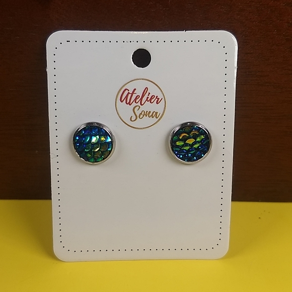 🔥2/$12🔥Mermaid Scale Earrings set by Atelier Sona, NWT, Blue/Green Chromatic - Picture 2 of 6